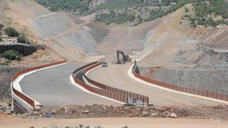 Diyarbakır-Bingöl yolunu kapattılar