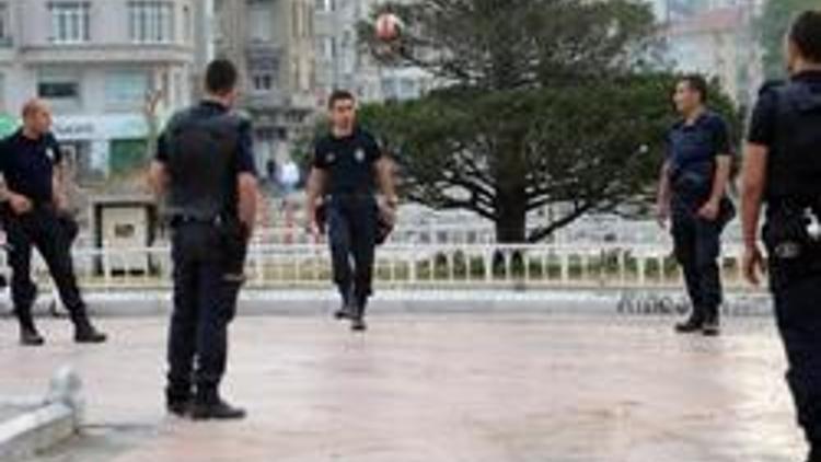 Taksimde polisler top oynadı