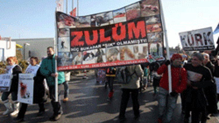 Hayvanseverler, İstanbul Deri Fuarını protesto etti
