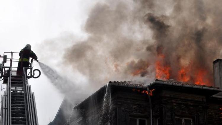 Tarihi ahşap bina alev alev yandı