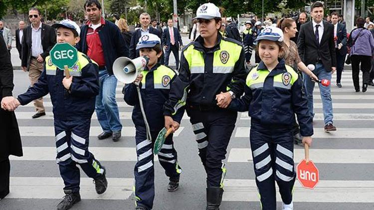 Çocuk polisler trafik denetiminde