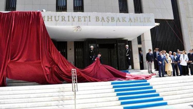 Davutoğlu, İzmir’de Başbakanlık Ofisi’ni açtı