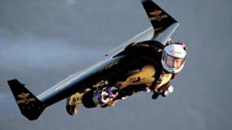 Jetman Yves Rossy uçuşa geçti