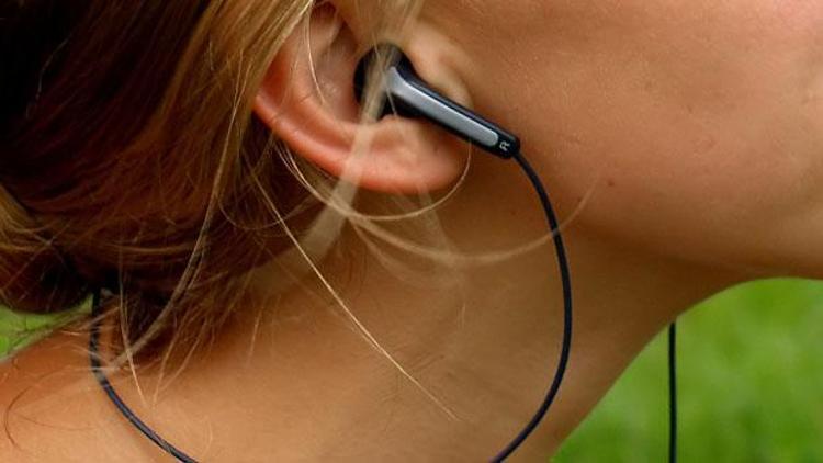 Kulaklıkla müzik dinlemek kulak kirini artırıyor