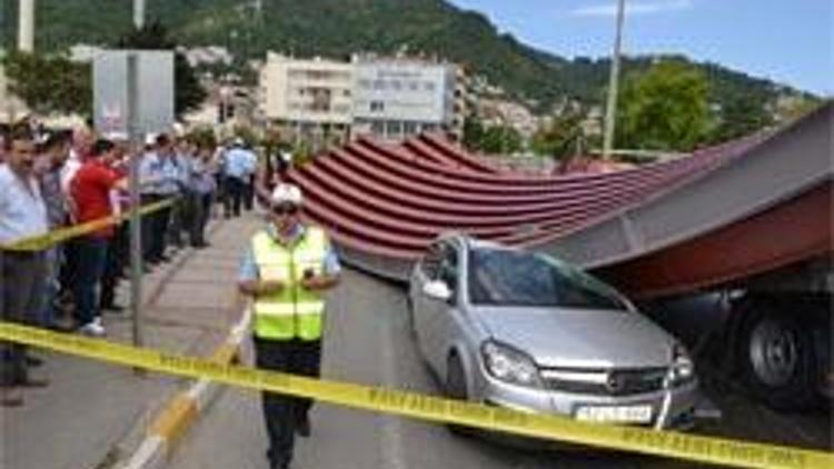 Baraj kapakları otomobilin üzerine düştü