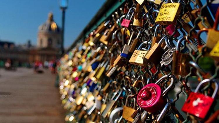 Paris’teki aşk kilitlerine Hollanda’dan talip çıktı