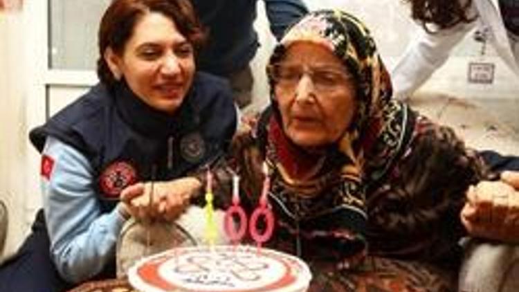 Asırlık nine 100. yaşını kutladı