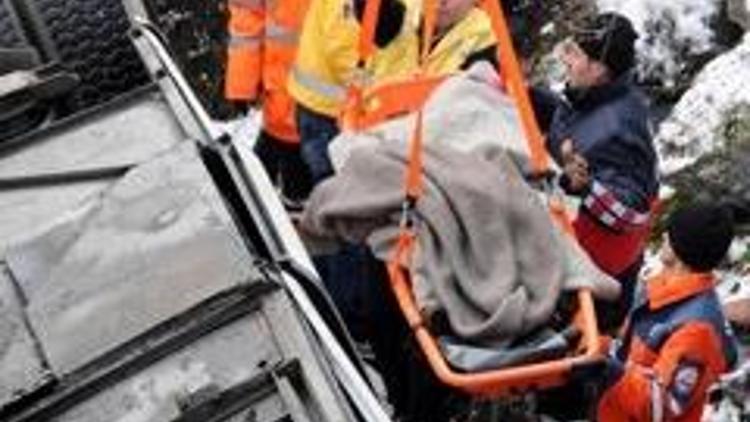Yolcu otobüsü dereye uçtu:  7 ölü, 34 yaralı