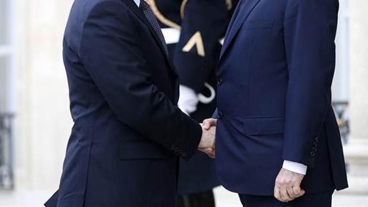 Hollande herkesi öptü, Davutoğlu ile sadece tokalaştı