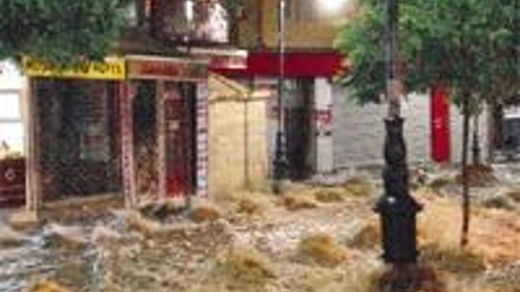 İstanbul’u sel aldı 12 günlük su birikti