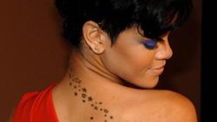 Rihanna dövmecisini uçurdu