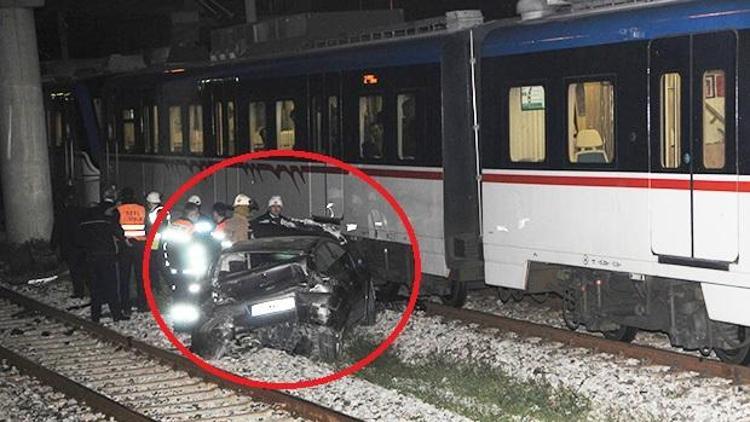 Demiryoluna uçan otomobil İZBAN trenine çarptı: 3 yaralı