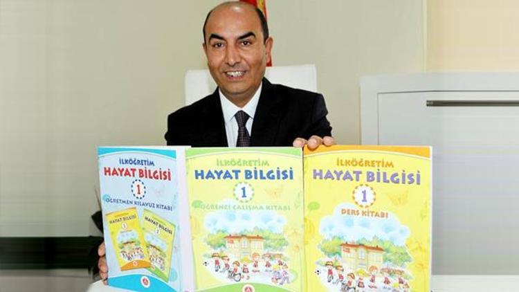 İlçe milli eğitim müdürü hayat bilgisi kitabı yazdı