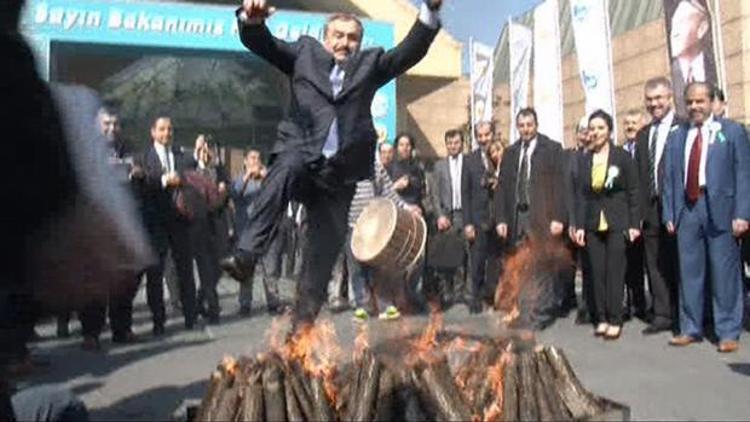 Bakan Veysel Eroğlu önce ağaç dikti sonra ateşin üzerinden atladı