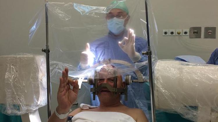 Parkinson ameliyatında selfie çekti