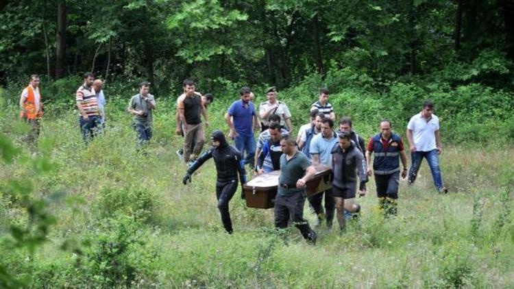 Otomobiliyle dereye uçan polis, arkadaşını kurtarırken akıntıya kapılıp öldü