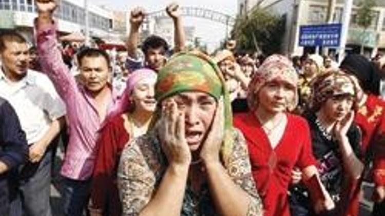 Toprakları alınan Uygurlar çatıştı