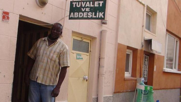 9 dil bilen profesör asgari ücretle tuvalet temizliği yapıyor