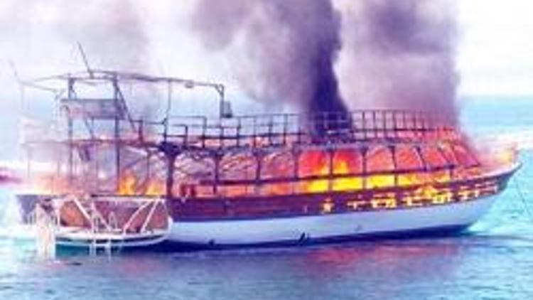 Tur teknesi alev alev yandı
