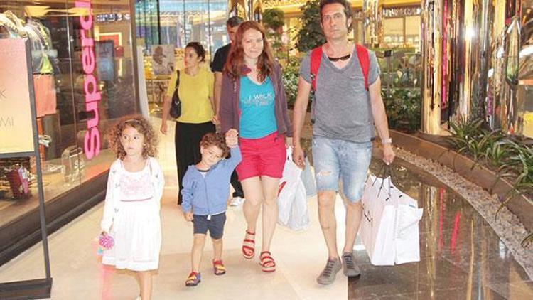 Kıraç ve ailesi tatil alışverişinde