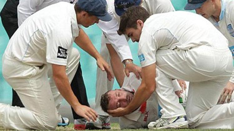 Kafasına top çarpan kriketçi komaya girdi