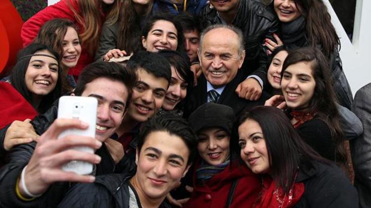 Kadir Topbaş öğrencilerle selfie pozu verdi
