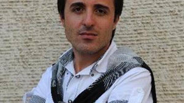 Eşcinsel hakem artist oldu