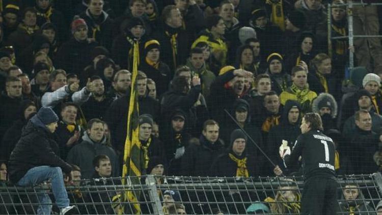 Dortmundda futbolcular taraftara hesap verdi
