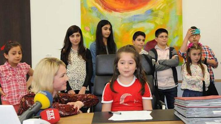 Alman bakanın koltuğuna Türk öğrenci oturdu