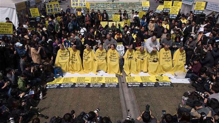 Güney Kore hükümetini protesto etmek için saçlarını kazıttılar