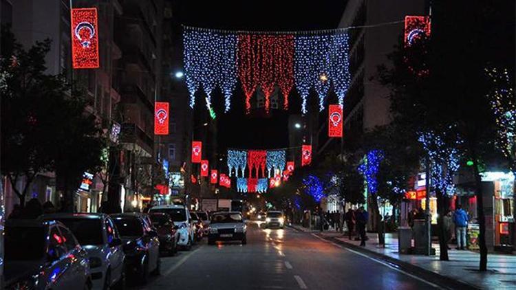 Manisa caddelerini Türk Bayrağı aydınlattı