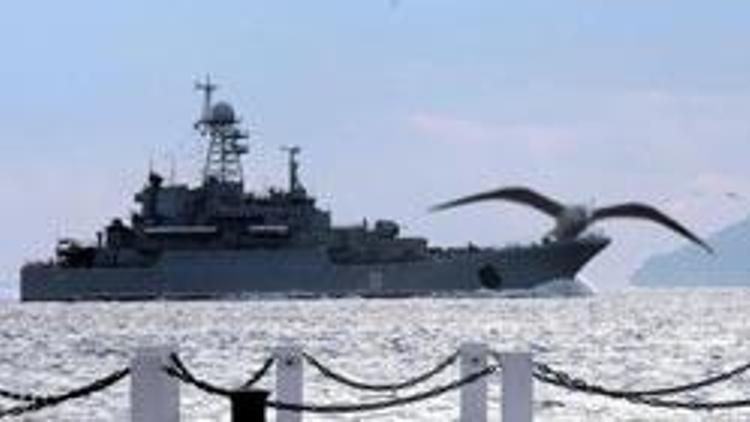 Rus savaş gemisi boğazda durduruldu