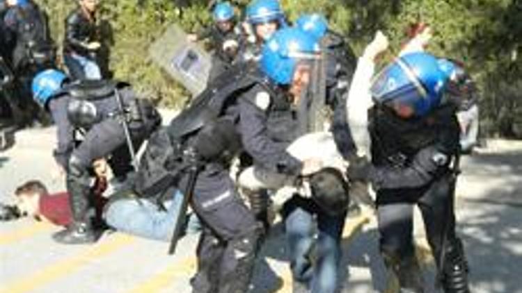 AK Partili Çeliki protesto eden öğrencilere gözaltı