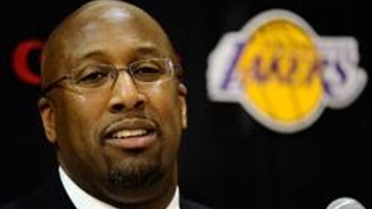 Lakersta Mike Brown topun ağzında