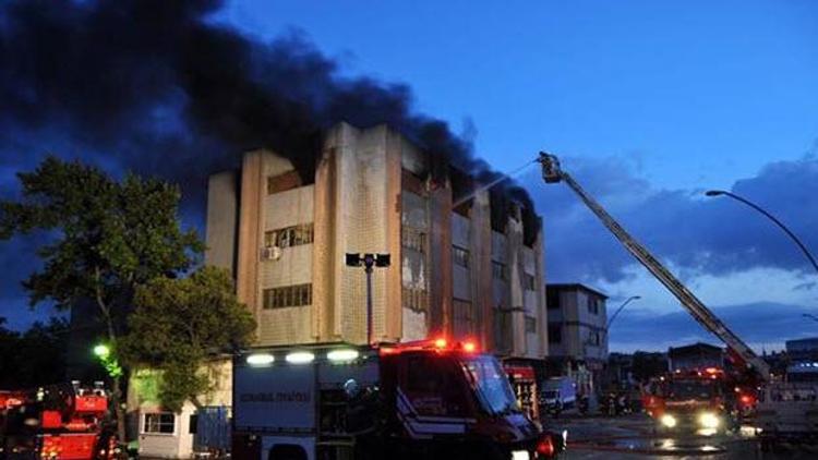 Zeytinburnunda kozmetik deposunda yangın