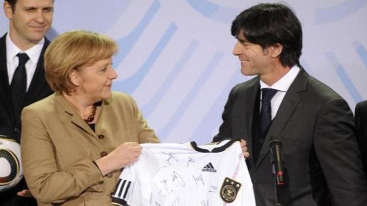 Löw: Merkel’i orta sahada oynatırdım çünkü...