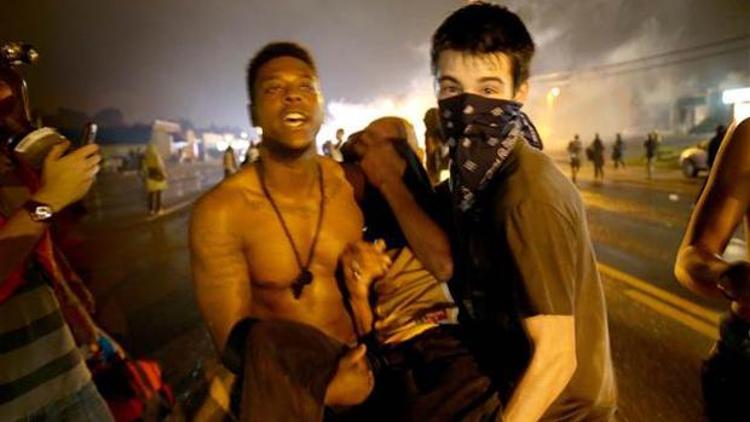 Fergusonda sokağa çıkma yasağına uymayan ABDlilere polis müdahalesi
