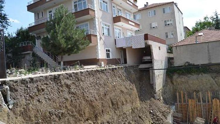 Göçük tehlikesine aldırmadı, çamaşırları topladı