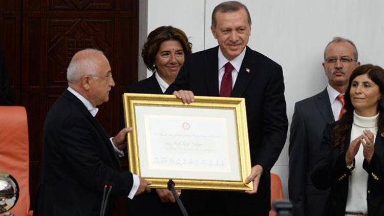 Erdoğanın yemini öncesi TBMM Başkanına iç tüzük fırlatıldı