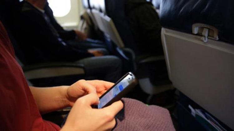 Artık uçakta internet ve telefon kullanmak serbest