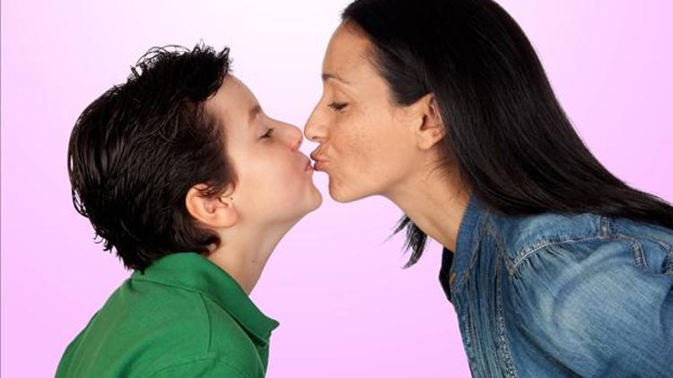 Çocukları dudaktan öpmek çok tehlikeli olabiliyor