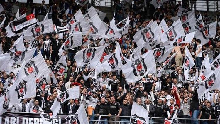 Beşiktaş tribünlerinden “Aziz Yıldırım” tezahüratı