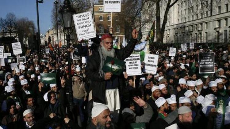 Londra’da Charlie Hebdo protestosunda gerginlik