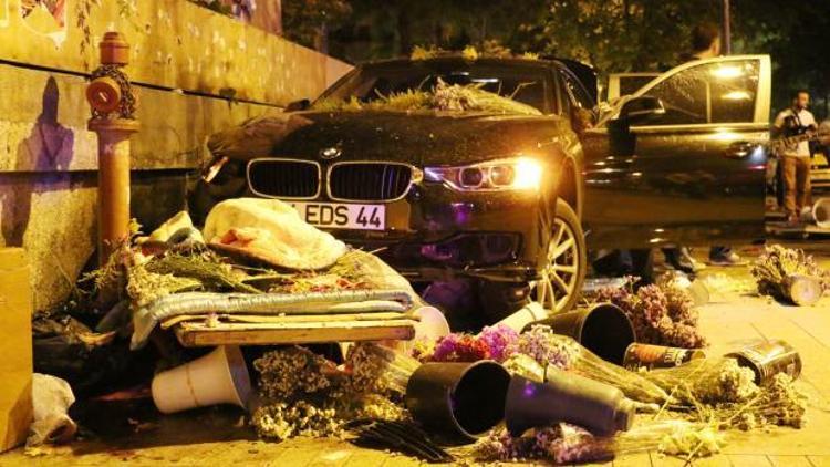 Kadıköy’de kontrolden çıkan otomobil yol kenarındaki çiçekçiye çarptı: 1 ölü
