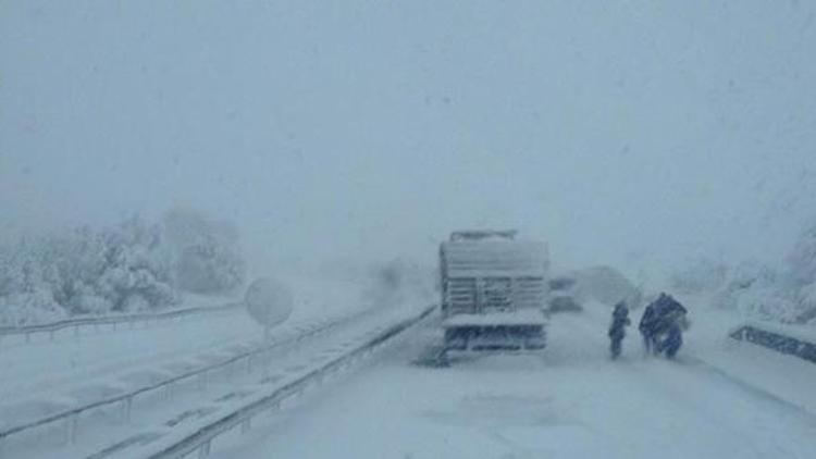 Kar gümrüğü kapattı, TIRlar mahsur kaldı