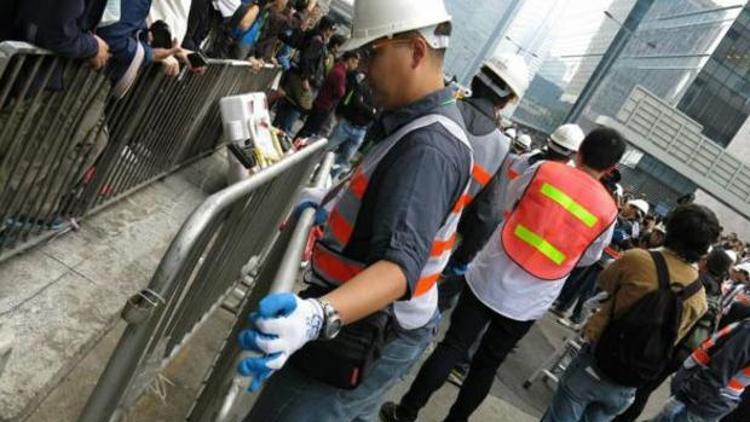 Hong Kongda gösteri alanları boşaltılıyor