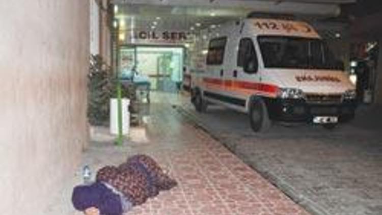 Bu kadın ambulans bekliyor