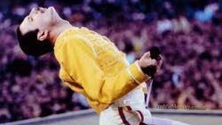 Freddie Mercury Queenle sahneye çıkıyor