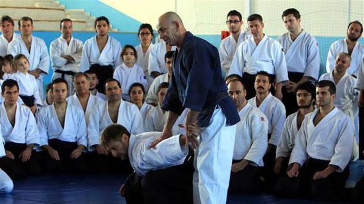 Aikido için dünyayı dolaşıyor