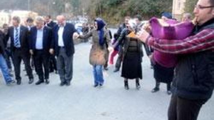 Bakana maniyle, horonla seçim sözünü hatırlattılar